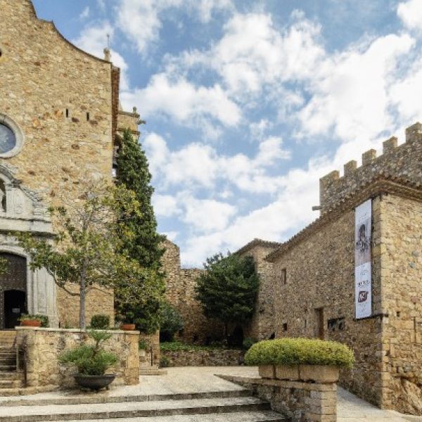 Discover the Costa Brava: guided tours to the Old Town of Castell  D'Aro